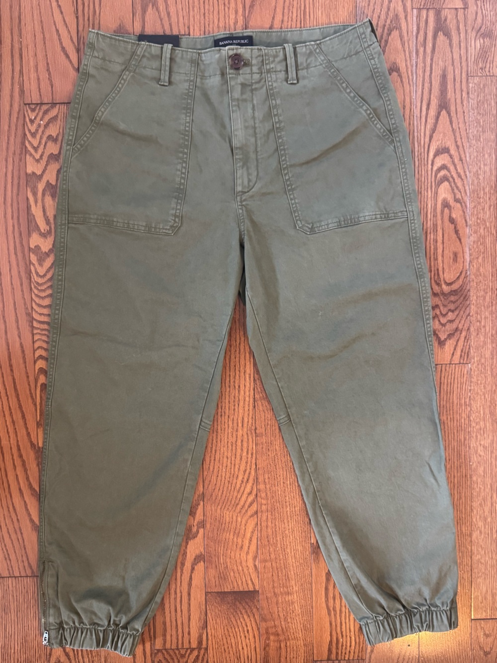 Banana Republic Authentic Chino Jogger in Olive